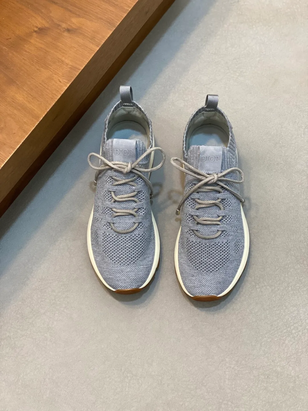 Ex-factory price: 580💰Dior’s latest men’s fashion sneakers. This item draws inspiration from retro jogging shoes. Featuring a thick, low-top design, it features a mesh fabric upper and an ultra-light rubber foam sole. The side is decorated with an embossed "Di~r" logo. Code number: 39-44 (order 38, 45, 46)